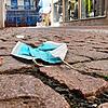 Schutzmasken gehören weder auf die Straße noch in den Gelben Sack.