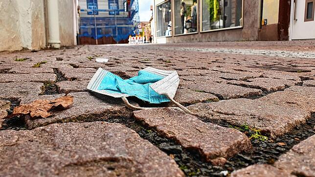 Schutzmasken gehören weder auf die Straße noch in den Gelben Sack.