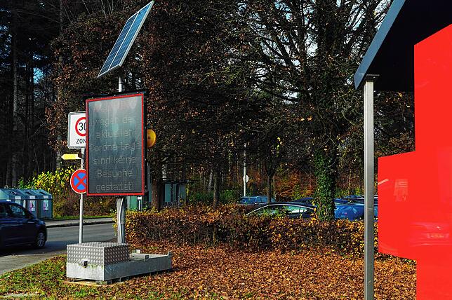 Direkt an der Zufahrt zum Häfler Klinikum wartet eine große Leuchttafel mit dem Hinweis, dass derzeit keine Besuche erlaubt sind.