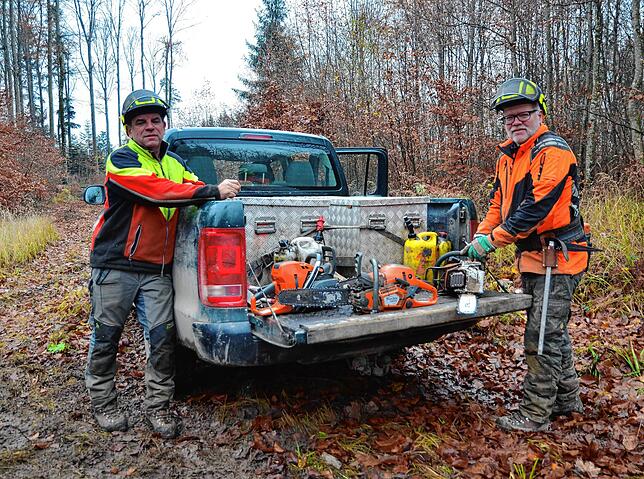 Bernhard Brutsch und Peter Ummenhofer Vom Team des städtischen Forstamtes ernten seitens des Gemeinderats viel Lob für ihre Arbeit.
