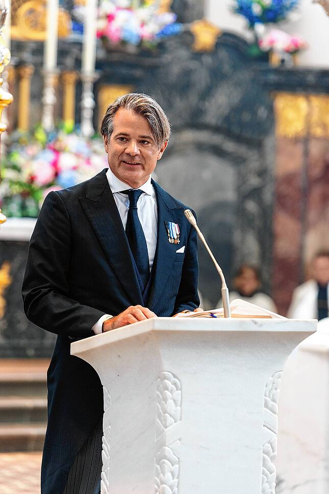 Bild 25: Abschied von Heinrich Fürst zu Fürstenberg: Besucher auf dem Weg in die Donaueschinger Stadtkirche