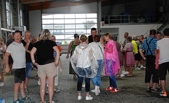 Zahlreiche Besucher fanden in der Werkshalle der Hennig GmbH einen trockenen Unterstand, bis das Unwetter vorüber war.