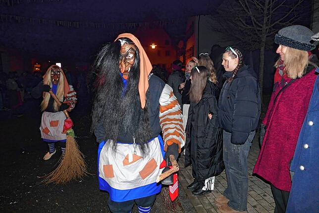 Bild 9: In Pfohren sind die Narren los. Burghexen locken mit Hexen-Teufel-Warzen-Spektakel die Besucher an.