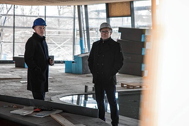 Architekt Arnold Wild (rechts) und Robert Grammelspacher, Geschäftsführer der Bädergesellschaft, bei einer Besichtigung der ...