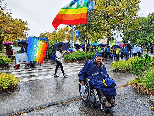 Regenbogenfahnen wehen vor dem Firmengelände von Diehl in Überlingen.