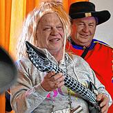 Der ehemalige Adler-Wirt Siegfried Siggi Höre begleitet die Tresenaktivisten mit einer Luftgitarre.