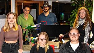 Die Theatergruppe bei den Proben zum Lustspiel (von links): Edda Dury, Gabi Hipp, Anreas Goldberg, Laura Schaupp, Philipp Schaupp und ...