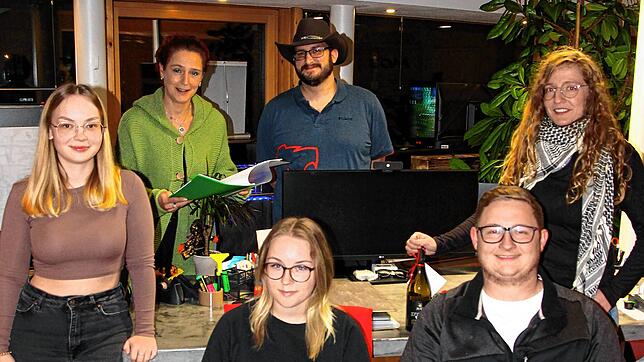 Die Theatergruppe bei den Proben zum Lustspiel (von links): Edda Dury, Gabi Hipp, Anreas Goldberg, Laura Schaupp, Philipp Schaupp und ...