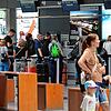 Passagiere beim Check-in am Flughafen Friedrichshafen: Nach dem Einbruch der Fluggastzahlen 2024 rechnet der Airport allein in diesem ...