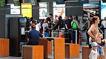 Passagiere beim Check-in am Flughafen Friedrichshafen: Nach dem Einbruch der Fluggastzahlen 2024 rechnet der Airport allein in diesem ...