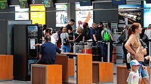 Passagiere beim Check-in am Flughafen Friedrichshafen: Nach dem Einbruch der Fluggastzahlen 2024 rechnet der Airport allein in diesem ...