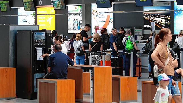 Passagiere beim Check-in am Flughafen Friedrichshafen: Nach dem Einbruch der Fluggastzahlen 2024 rechnet der Airport allein in diesem ...