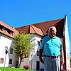 2020 Joachim Schweitzer vor dem Kelnhof-Museum. Das stattliche Gebäude war einst Sitz des Verwalters der Besitzungen des Klosters ...