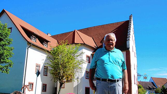 2020 Joachim Schweitzer vor dem Kelnhof-Museum. Das stattliche Gebäude war einst Sitz des Verwalters der Besitzungen des Klosters ...