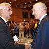 Noch-Bürgermeister Uwe Eisch (links) gratuliert seinem Nachfolger Jürgen Maas, Diplom-Verwaltungswirt aus Kempen, zum Wahlerfolg. Maas ...
