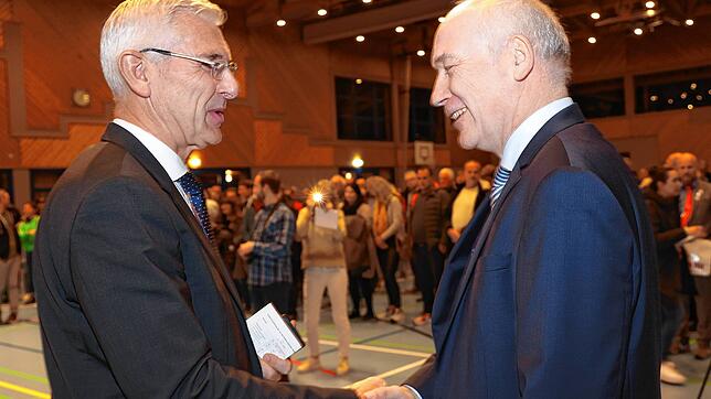 Noch-Bürgermeister Uwe Eisch (links) gratuliert seinem Nachfolger Jürgen Maas, Diplom-Verwaltungswirt aus Kempen, zum Wahlerfolg. Maas ...