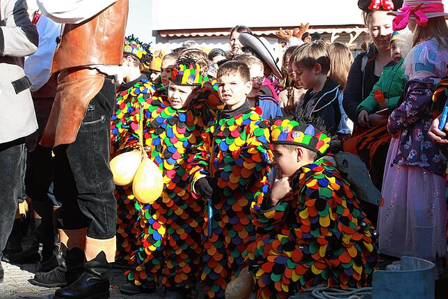 Bild 9: Die schönsten Bilder vom Kinderumzug und Kindernarrenbaumstellen am Fastnachtsdienstag