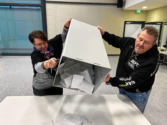 Andrea und Michael Debatin leeren die Wahlurne im Wahlbezirk zwei in Rielasingen-Worblingen.