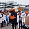Etwa 20 Klinikärzte formierten sich beim Warnstreik vor dem Krankenhaus in Friedrichshafen, bevor ein Dutzend von ihnen danach in den ...