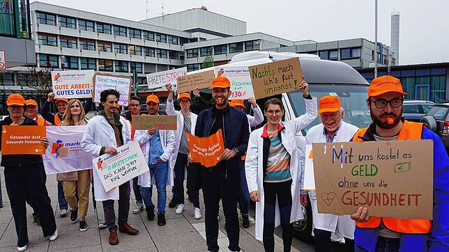 Etwa 20 Klinikärzte formierten sich beim Warnstreik vor dem Krankenhaus in Friedrichshafen, bevor ein Dutzend von ihnen danach in den ...