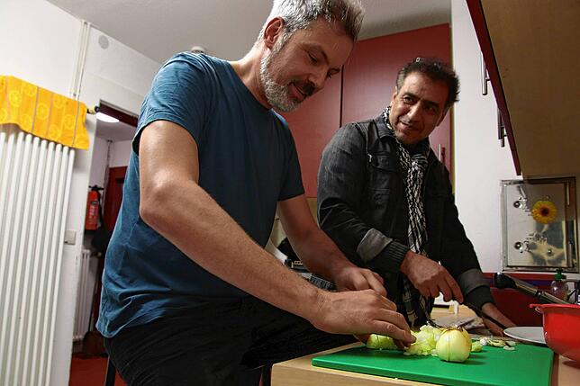 Auch das gehört zum Job dazu. Carlos Goeschel (links) und Omar Idbelkhir 2019 beim Kochen im Jugendcafé. Die beiden Jugendbetreuer sind ...