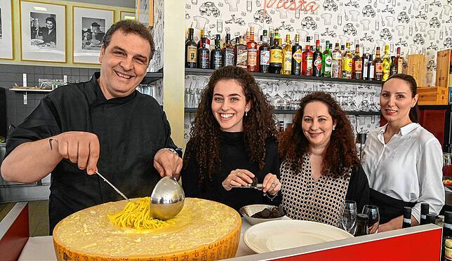 Carmine Galasso (von links), Tochter Letizia, Ehefrau Maria und Servierkraft Simone Zaharia freuen sich im Februar 2023, Gäste im ...