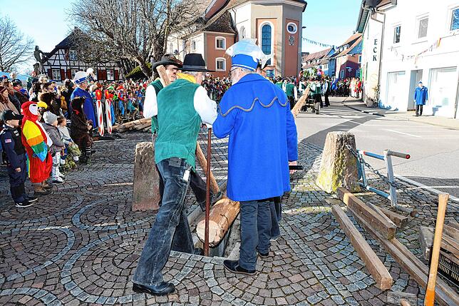 Bild 11: Mit einem Narrenbaumstellen eröffnete Ludwig Egenhofer in Allensbach das Seenarrentreffen 2024