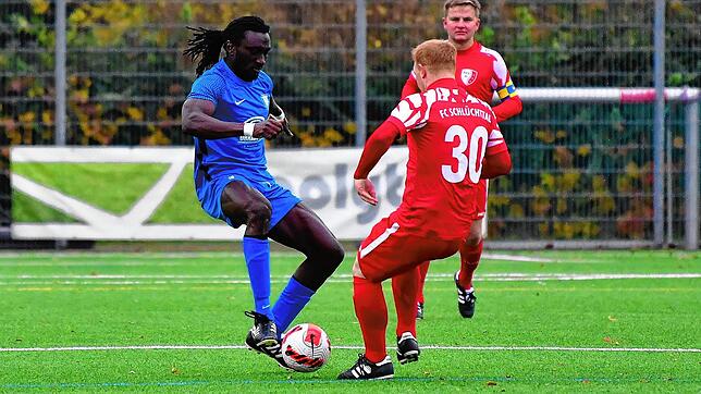 Aufgepasst: Torjäger Muhamadou Krubally (links, im Spiel gegen den FC Schlüchttal gegen Michael Selb) nutzte einen frühen Patzer und ...