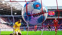 Freiburgs Torwart Florian Müller (l) und Freiburgs Matthias Ginter (r) reagieren unzufrieden nach dem Tor zum 0:2.