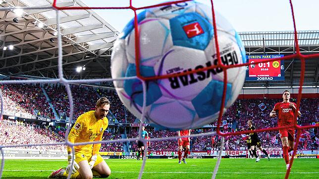 Freiburgs Torwart Florian Müller (l) und Freiburgs Matthias Ginter (r) reagieren unzufrieden nach dem Tor zum 0:2.