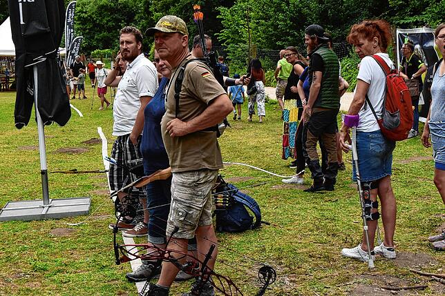 Bild 2: Ausgelassene Stimmung in Eigeltingen: Die 25. Internationale Bogen- und Messermachermesse in der Lochmühle