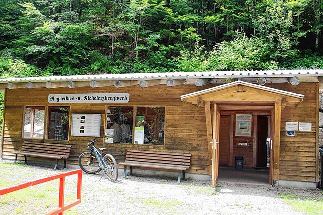 Der Eingang zum Besucherbergwerk in Todtmoos: Im Vorraum befindet sich eine kleine Ausstellung.