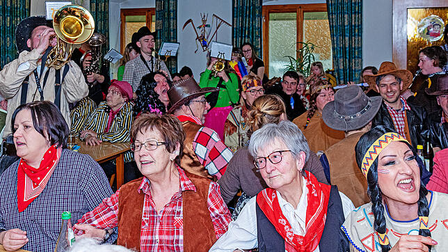 Die Kirchturmuhr hatte kaum 9 Uhr geschlagen, als im Adler-Saal in Sauldorf die Fasnetsstimmung beim Narrenfrühstück der Durbestecher ...