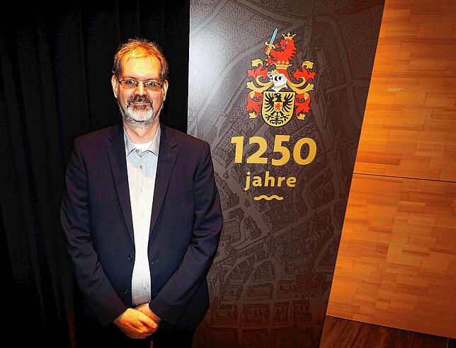 Der Historiker Andre Gutmann aus Freiburg und das Überlinger Wappen. Er wagt die These, dass der rote Löwe eventuell gar nicht vom Haus ...