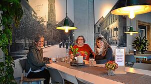 Das sind die Initiatorinnen Karin Ettwein, Barbara Bahsitta, Regina Epting (von links nach rechts) am Begegnungstisch im Café Vielfalt ...