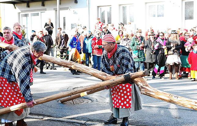 Bild 17: Mit einem kräftigen Hau Ruck wird der Narrenbaum in Position gebracht