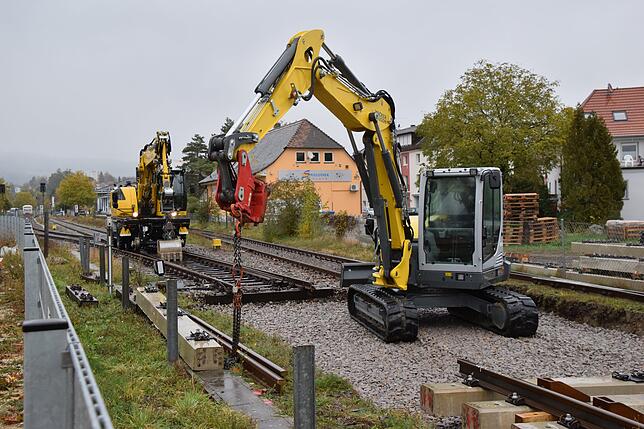 Zu den Arbeiten im Bereich des Bahnübergangs gehört auch der Austausch von Schwellen (Holz gegen Beton) und Schienen auf rund 140 ...