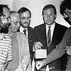 Mitte Mai 1986 gab es einen Vortrag über Folgen von Tschernobyl. Dabei wurde ein Strahlenmessgerät vorgestellt. Von links: Manfred ...