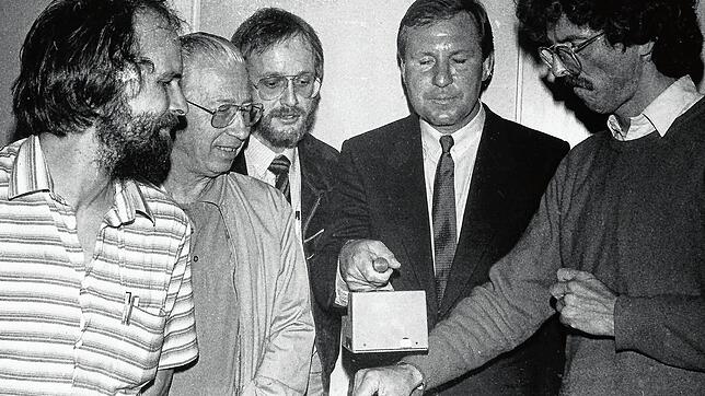 Mitte Mai 1986 gab es einen Vortrag über Folgen von Tschernobyl. Dabei wurde ein Strahlenmessgerät vorgestellt. Von links: Manfred ...