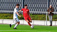 Zweifacher Torschütze: Luca Azzato (rechts, gegen Yannis De Cassan) traf doppelt beim 3:2-Sieg des SV Jestetten im Kellerduell gegen den ...