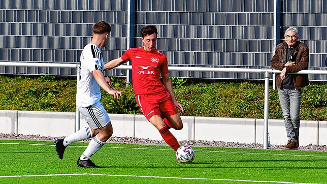 Zweifacher Torschütze: Luca Azzato (rechts, gegen Yannis De Cassan) traf doppelt beim 3:2-Sieg des SV Jestetten im Kellerduell gegen den ...