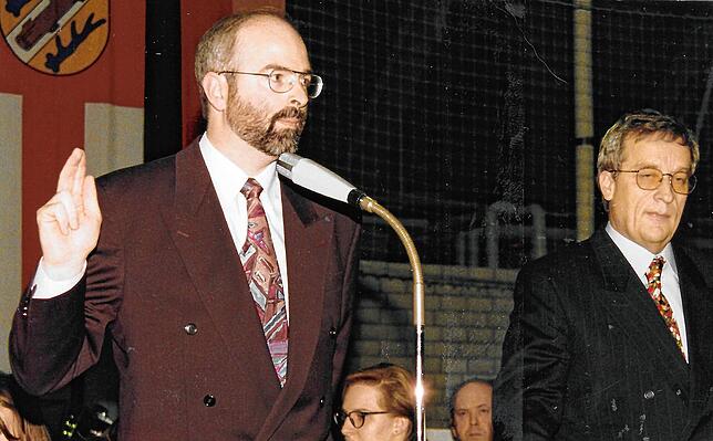 1993: Rainer Stolz bei seiner ersten Vereidigung als neuer Bürgermeister von Stockach und Nachfolger von Franz Ziwey.