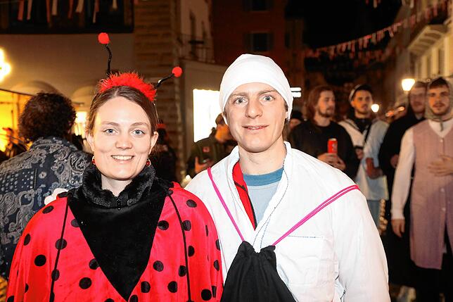 Bild 30: In der Altstadt treffen sich Hexen, Einhörner und Piraten bei der Straßenfasnacht