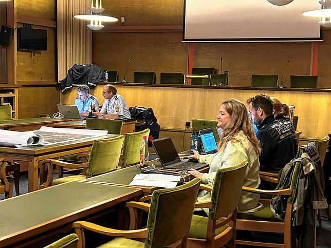 Hinter den Kulissen der Kulturnacht: Die Einsatzzentrale im Schwenninger Rathaus mit Vertretern von Polizei, Sicherdienst, ...