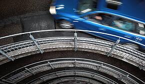 (Archivbild) Geht‘s endlich wieder aufwärts? Für diesen Autofahrer im Parkhaus am Augustinerplatz schon. Für die Stadt eher nicht – ...