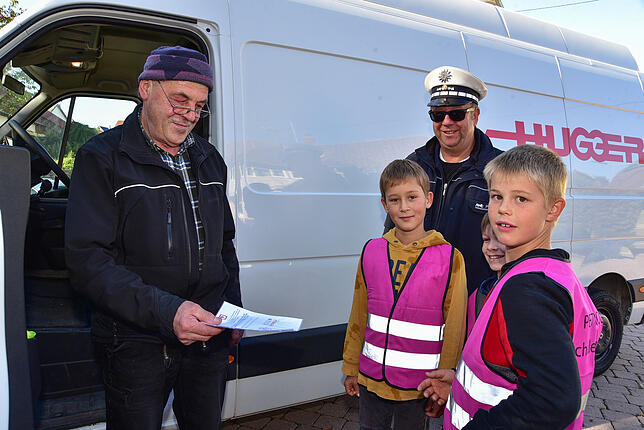 Reiner Zigaitis aus Aixheim verspricht den Schülerpoizisten, das nächste Mal vorsichtiger an dem Schulbus vorbei zu fahren. Das freut ...