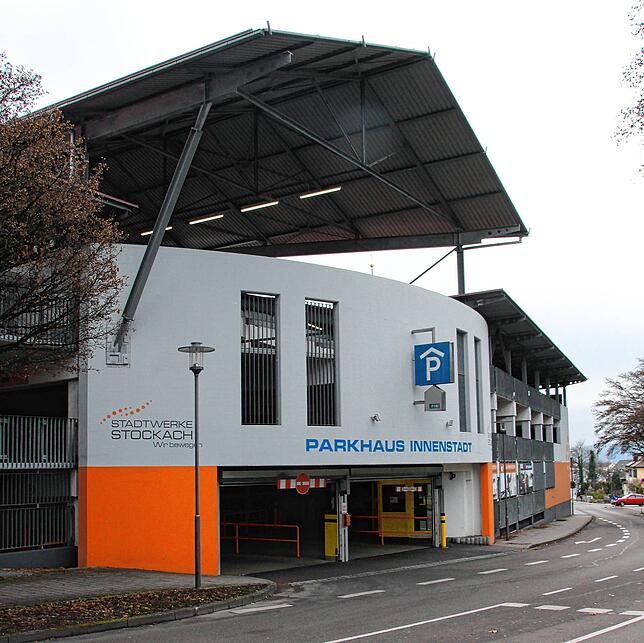 Im Parkhaus können bereits jetzt E-Autos aufgeladen werden.