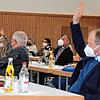 Mit Thomas Zimmerer (CDU, rechts) votierten nur noch fünf Kreistagsmitglieder für den Antrag, dass die Zustimmung des Kreistages zur ...