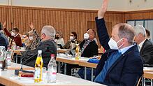 Mit Thomas Zimmerer (CDU, rechts) votierten nur noch fünf Kreistagsmitglieder für den Antrag, dass die Zustimmung des Kreistages zur ...