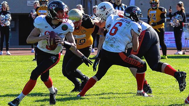 Quarterback Lennard Last (am Ball) leitet einen Angriff der Konstanzer Pirates ein. Das Team aus Konstanz ist weiterhin ungeschlagen.